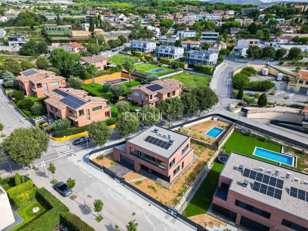 Exclusiva casa unifamiliar d’obra nova a la urbanització Can Quirze, Mataró