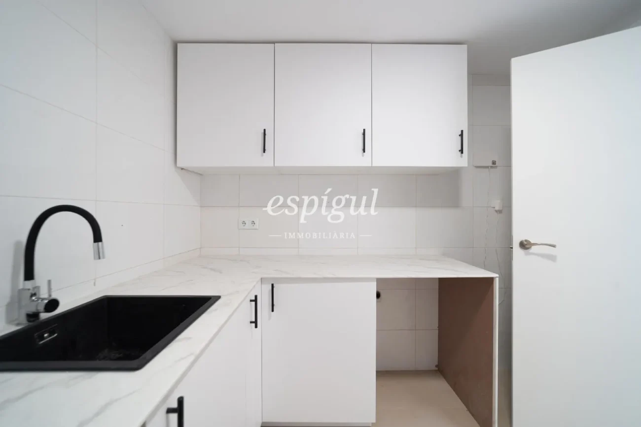 Appartement exclusif entièrement rénové au cœur de Salt