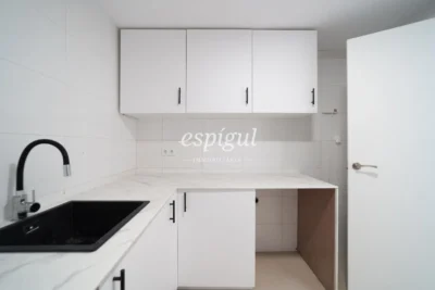 Appartement exclusif entièrement rénové au cœur de Salt
