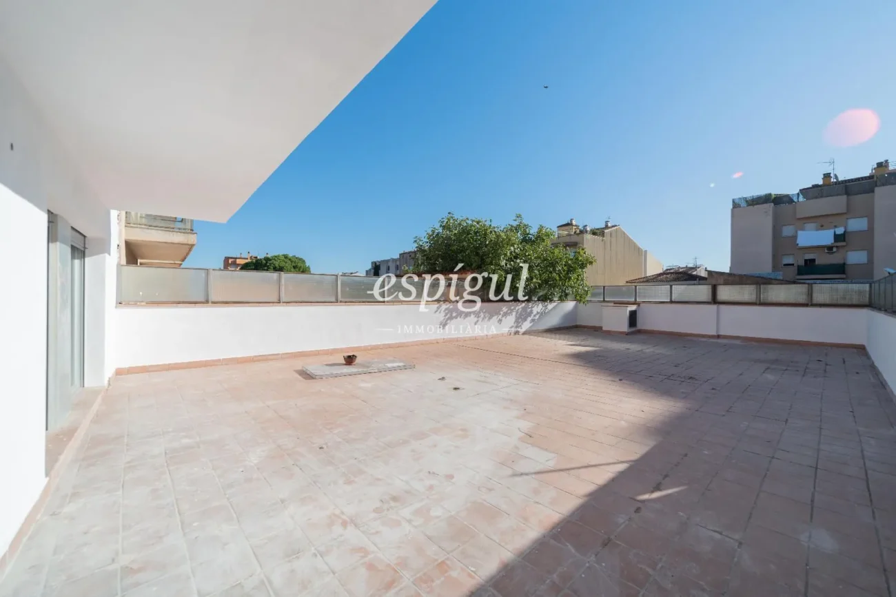 Appartement exclusif entièrement rénové au cœur de Salt