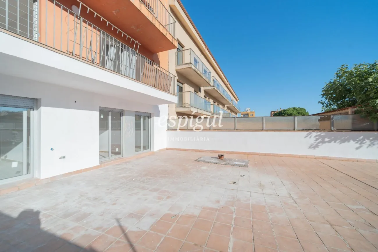 Appartement exclusif entièrement rénové au cœur de Salt