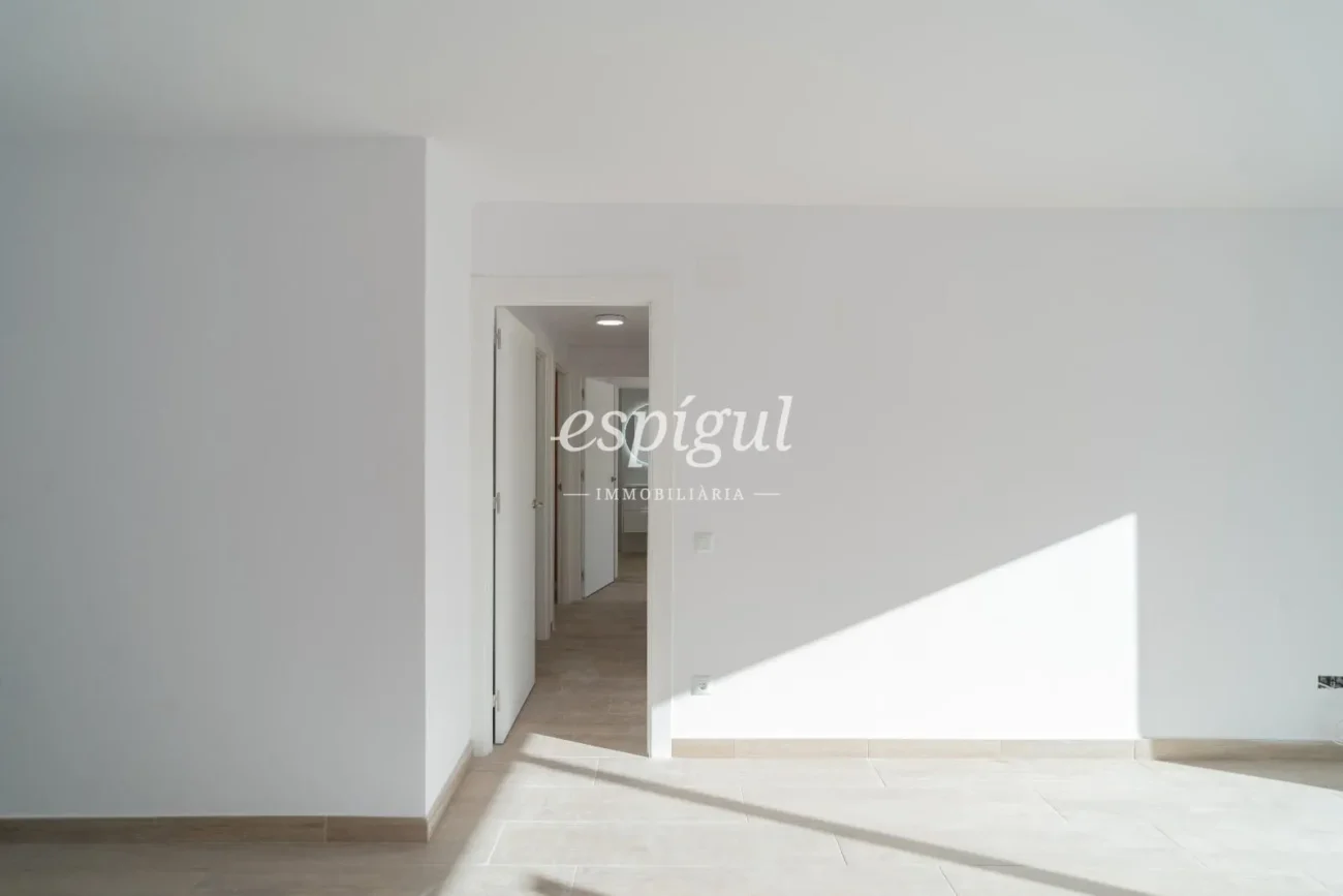 Appartement exclusif entièrement rénové au cœur de Salt