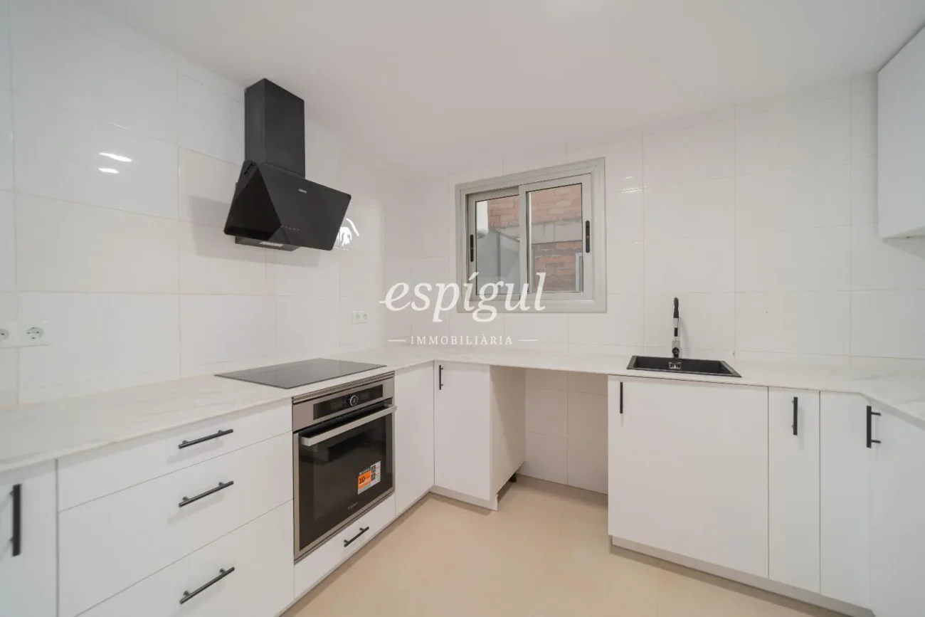 Appartement exclusif entièrement rénové au cœur de Salt