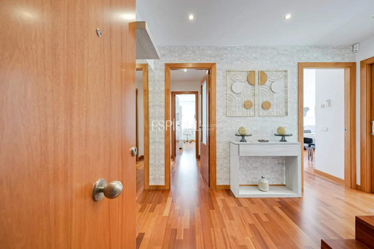 Exclusivo ático dúplex con terraza y vistas panorámicas en Tiana