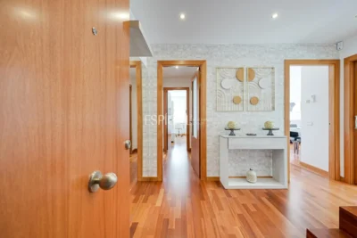 Attique en duplex exclusif avec terrasse et vues panoramiques à Tiana