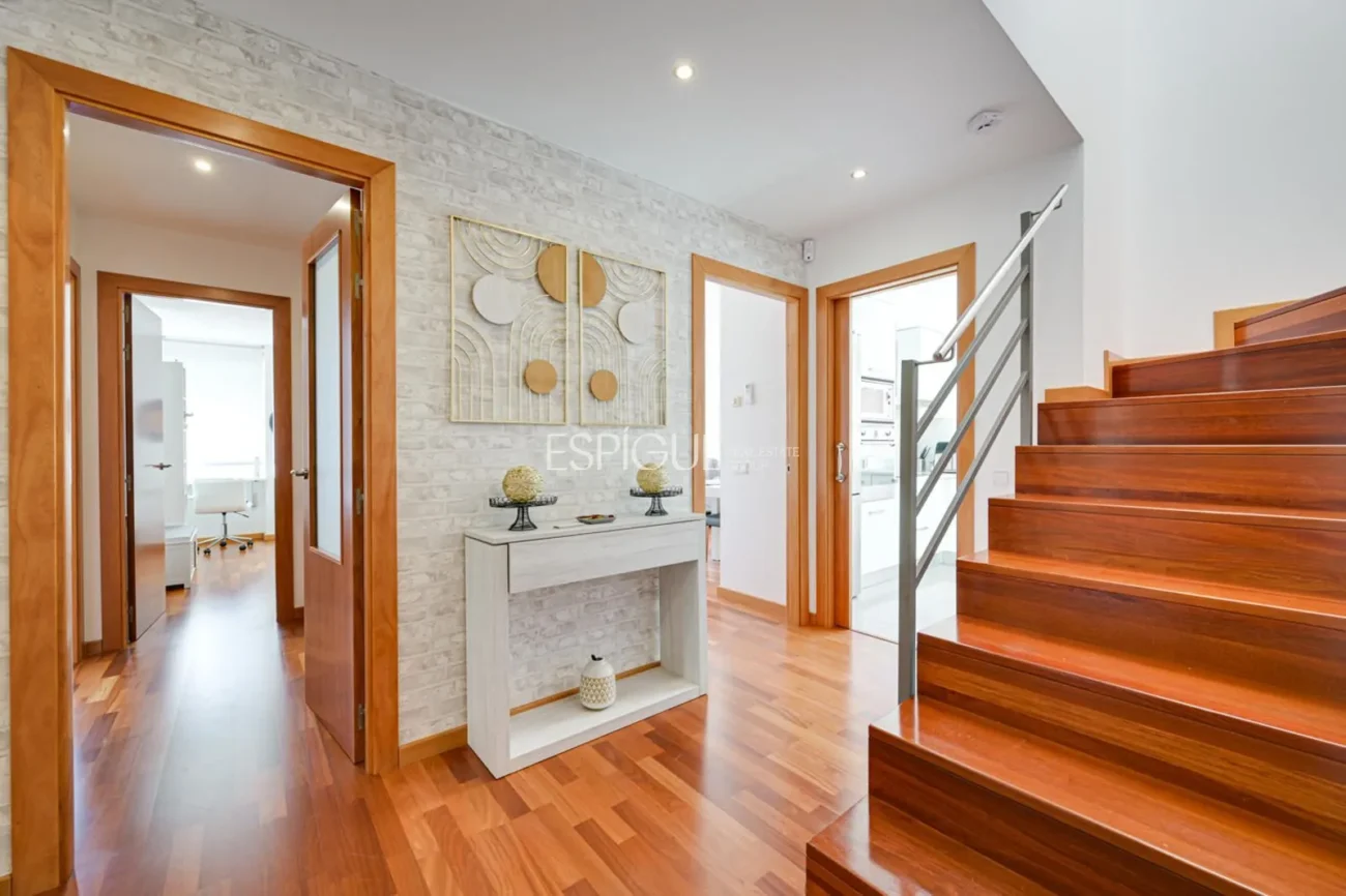 Attique en duplex exclusif avec terrasse et vues panoramiques à Tiana