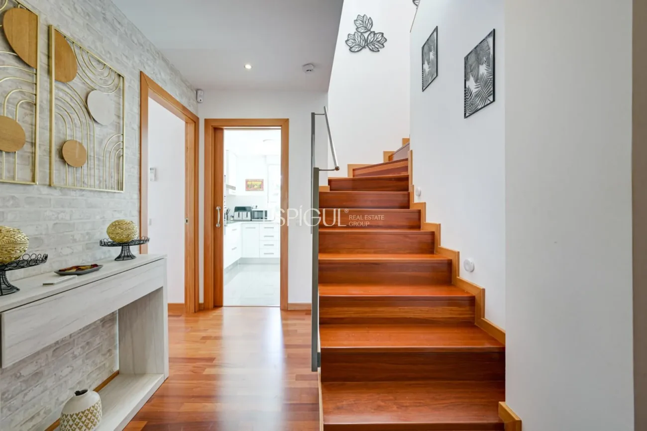 Attique en duplex exclusif avec terrasse et vues panoramiques à Tiana