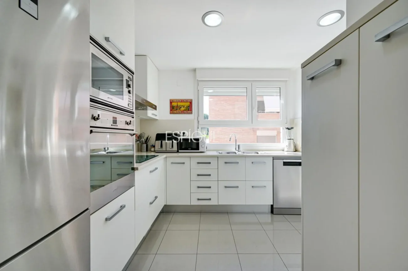 Attique en duplex exclusif avec terrasse et vues panoramiques à Tiana