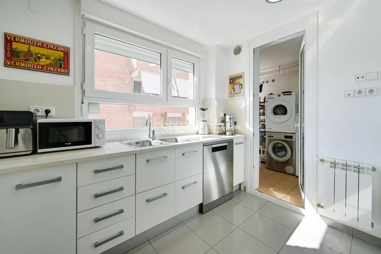 Attique en duplex exclusif avec terrasse et vues panoramiques à Tiana