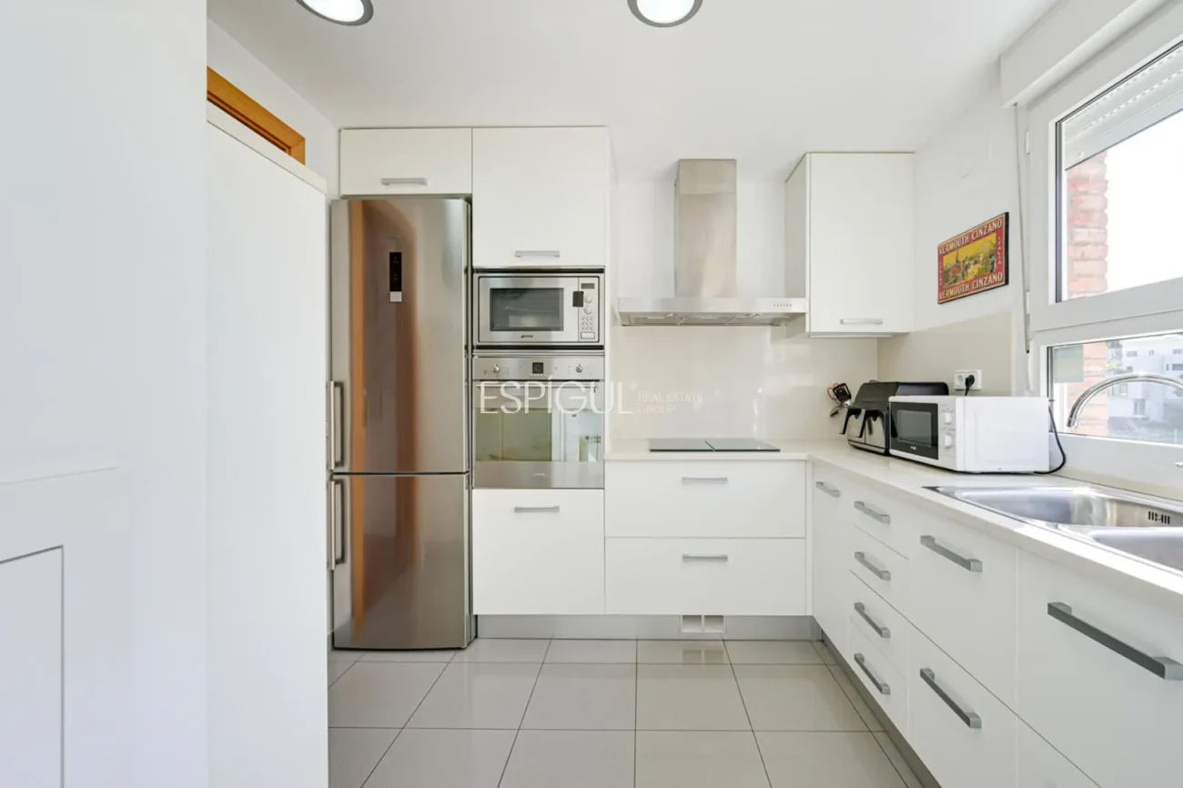 Attique en duplex exclusif avec terrasse et vues panoramiques à Tiana