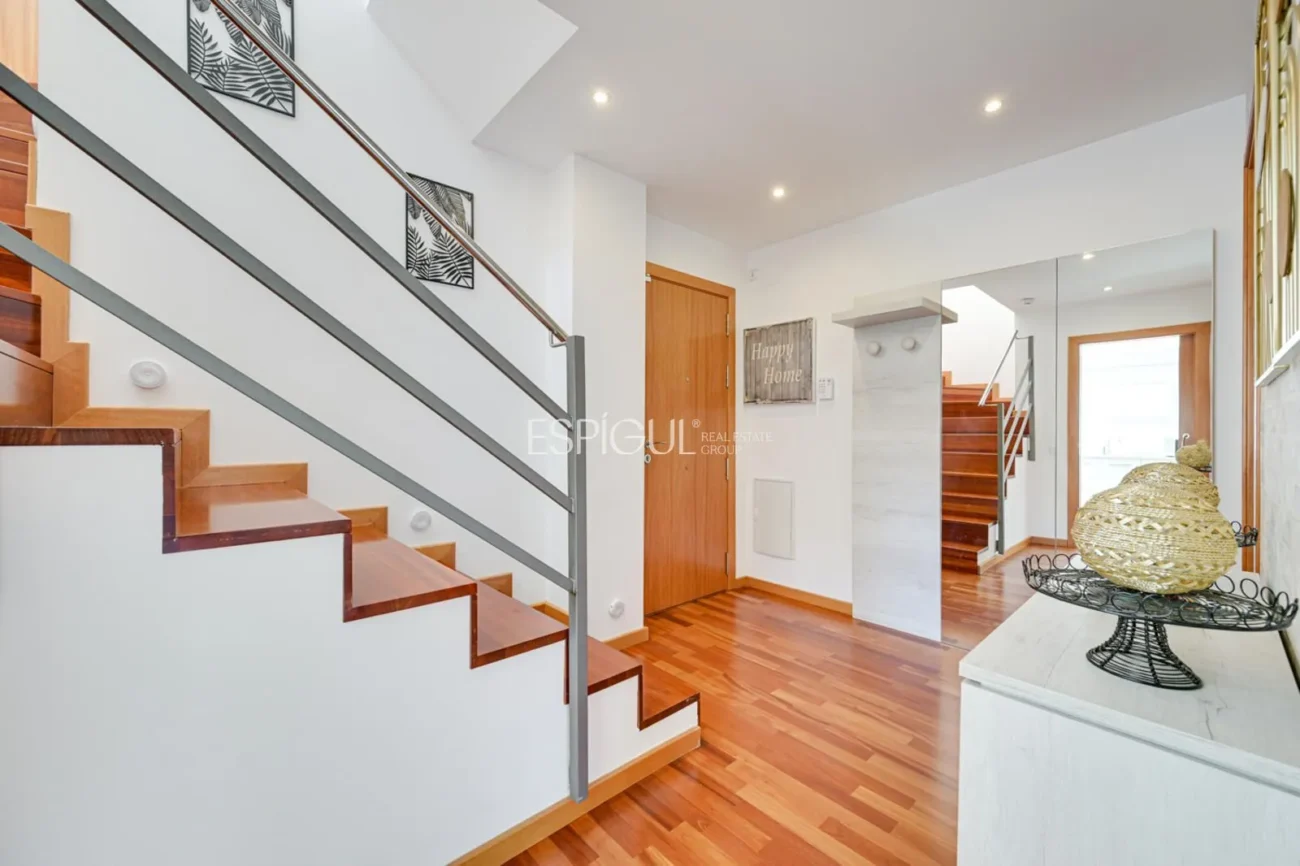 Attique en duplex exclusif avec terrasse et vues panoramiques à Tiana