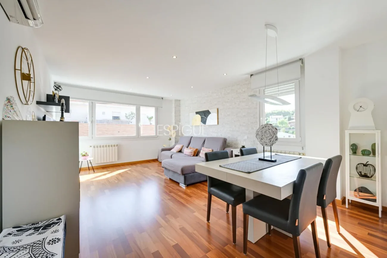 Attique en duplex exclusif avec terrasse et vues panoramiques à Tiana