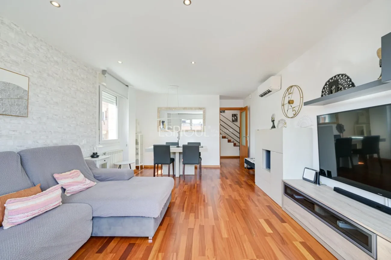 Attique en duplex exclusif avec terrasse et vues panoramiques à Tiana