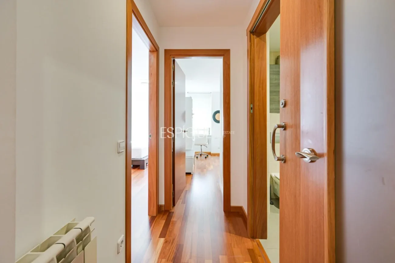 Attique en duplex exclusif avec terrasse et vues panoramiques à Tiana