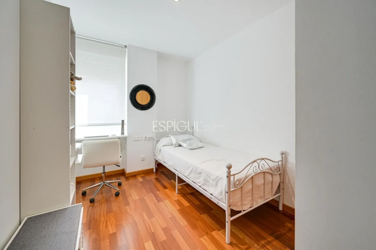 Attique en duplex exclusif avec terrasse et vues panoramiques à Tiana