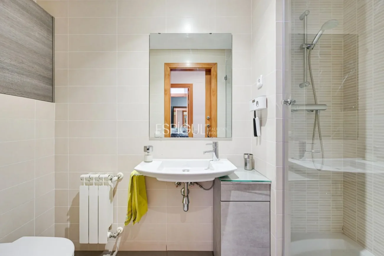 Attique en duplex exclusif avec terrasse et vues panoramiques à Tiana