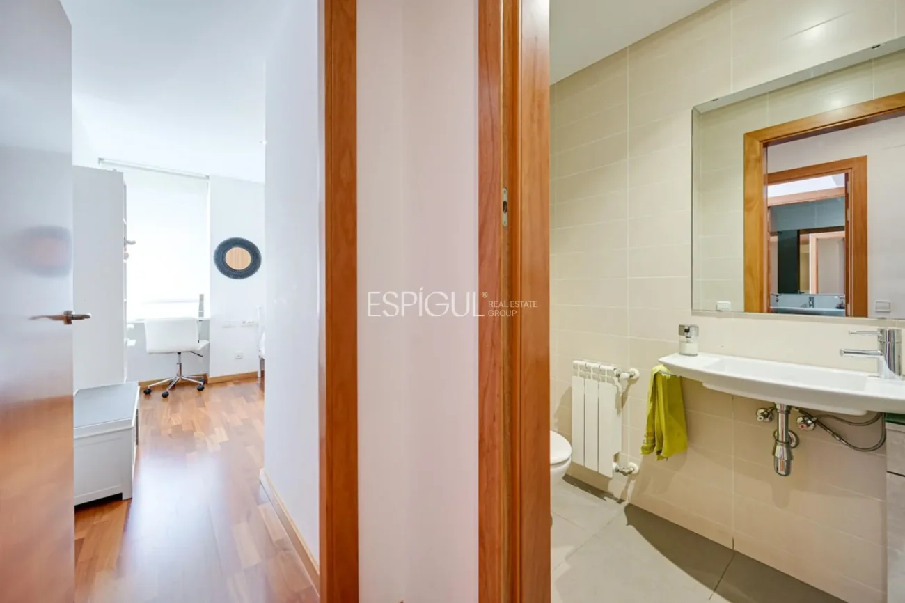 Attique en duplex exclusif avec terrasse et vues panoramiques à Tiana