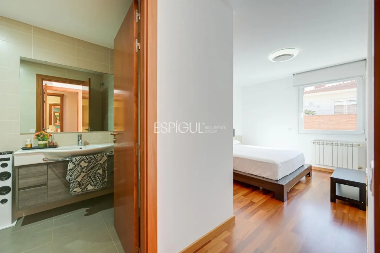 Attique en duplex exclusif avec terrasse et vues panoramiques à Tiana