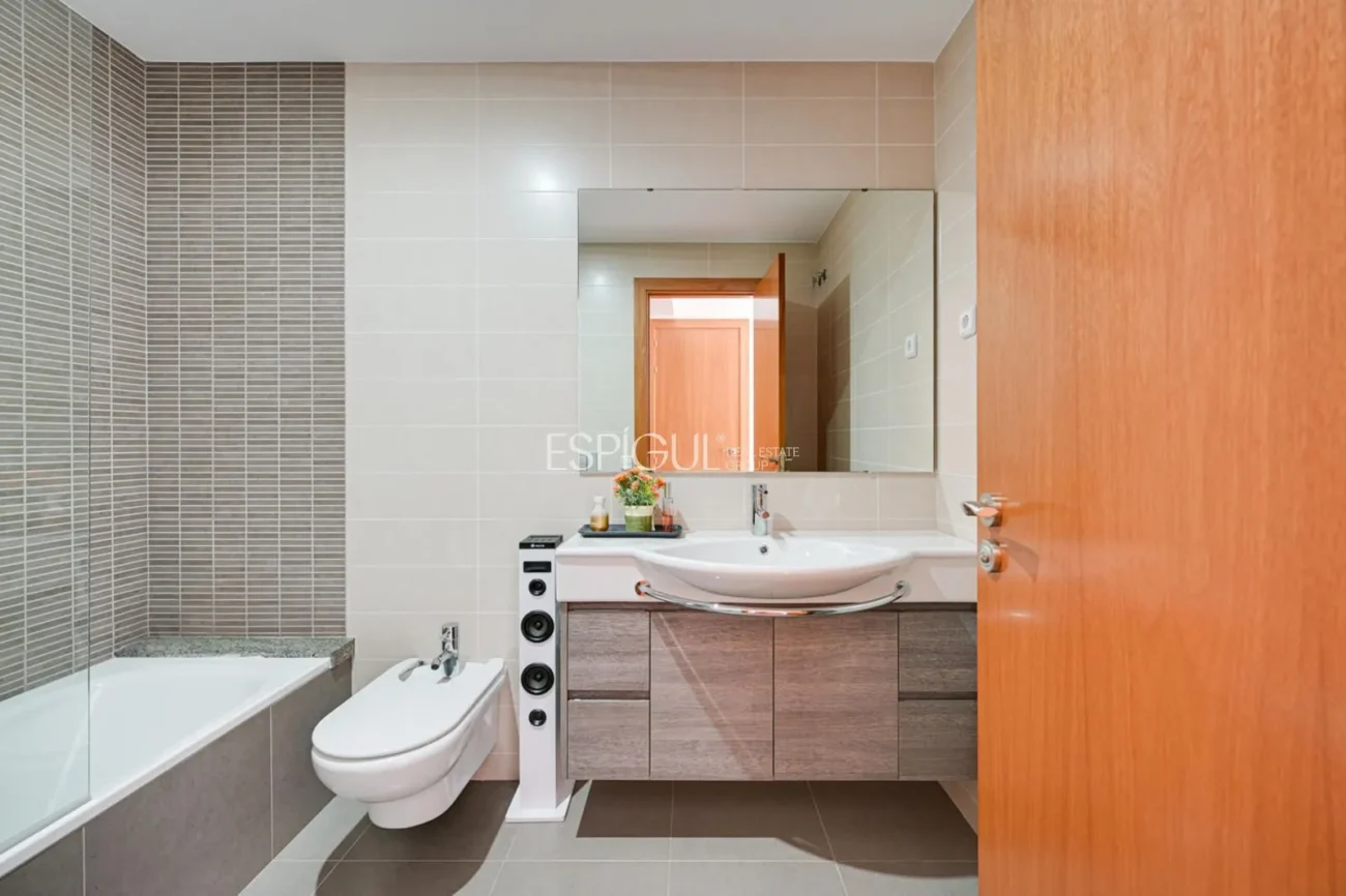 Attique en duplex exclusif avec terrasse et vues panoramiques à Tiana