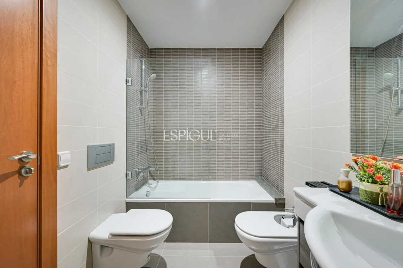 Attique en duplex exclusif avec terrasse et vues panoramiques à Tiana