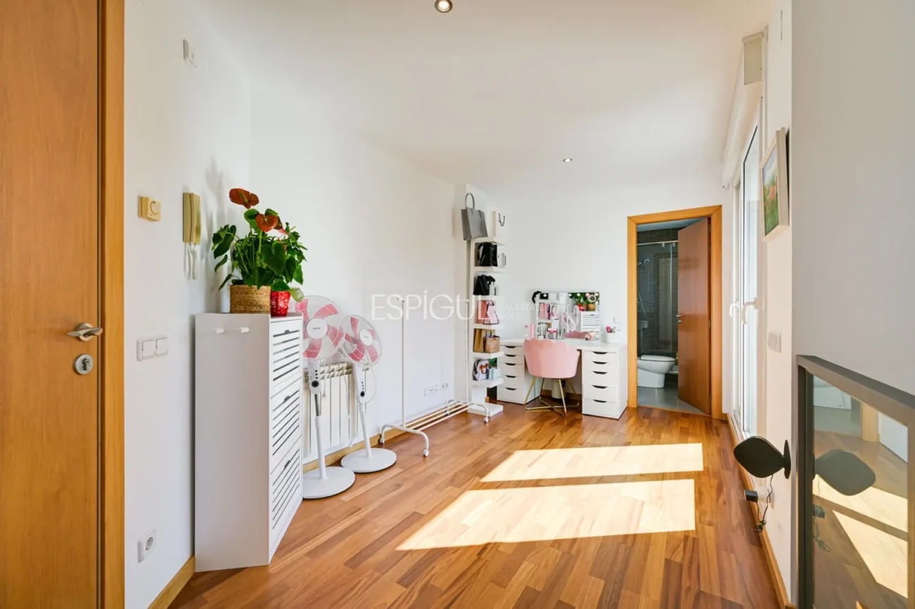 Attique en duplex exclusif avec terrasse et vues panoramiques à Tiana