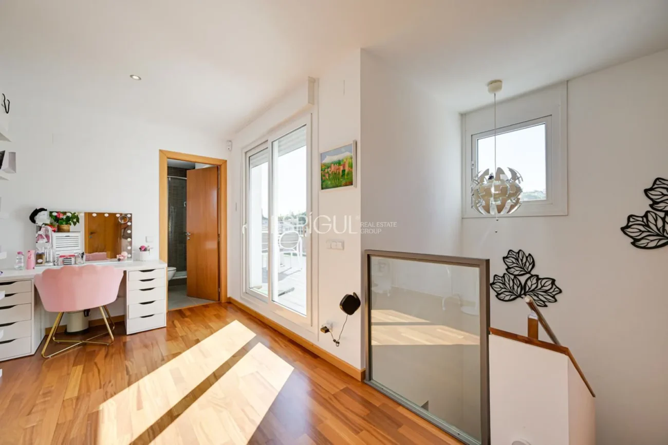 Attique en duplex exclusif avec terrasse et vues panoramiques à Tiana