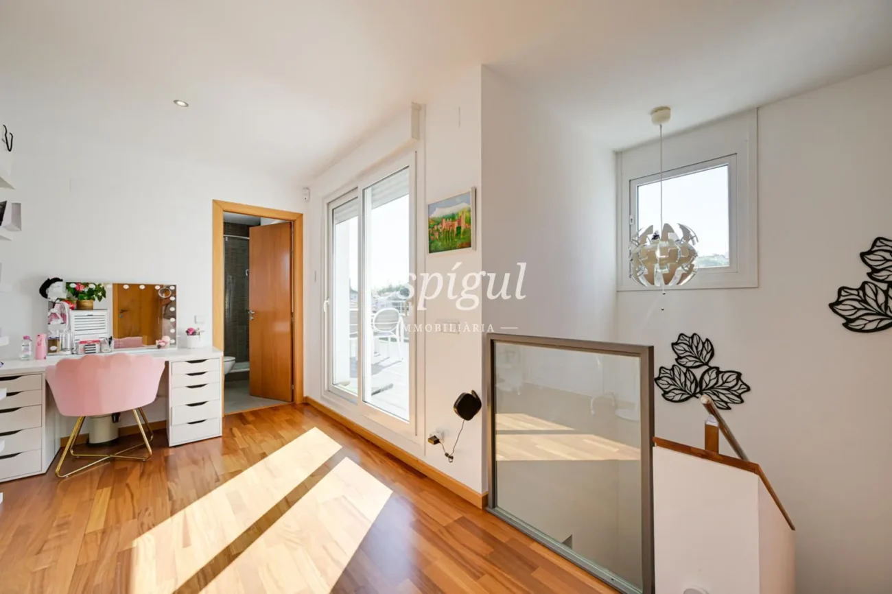 Penthouse duplex exclusif avec terrasse et vues panoramiques à Tiana