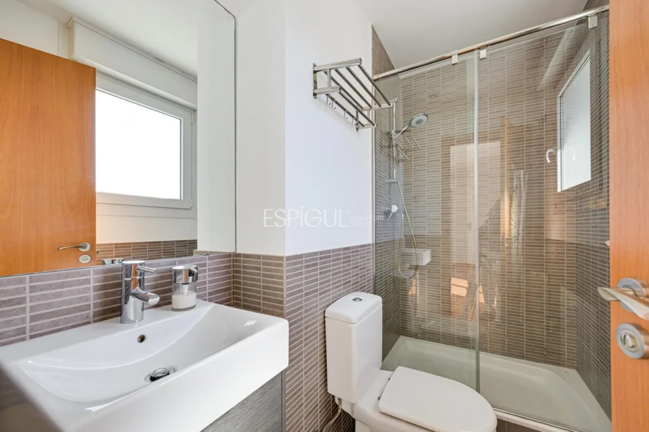 Attique en duplex exclusif avec terrasse et vues panoramiques à Tiana