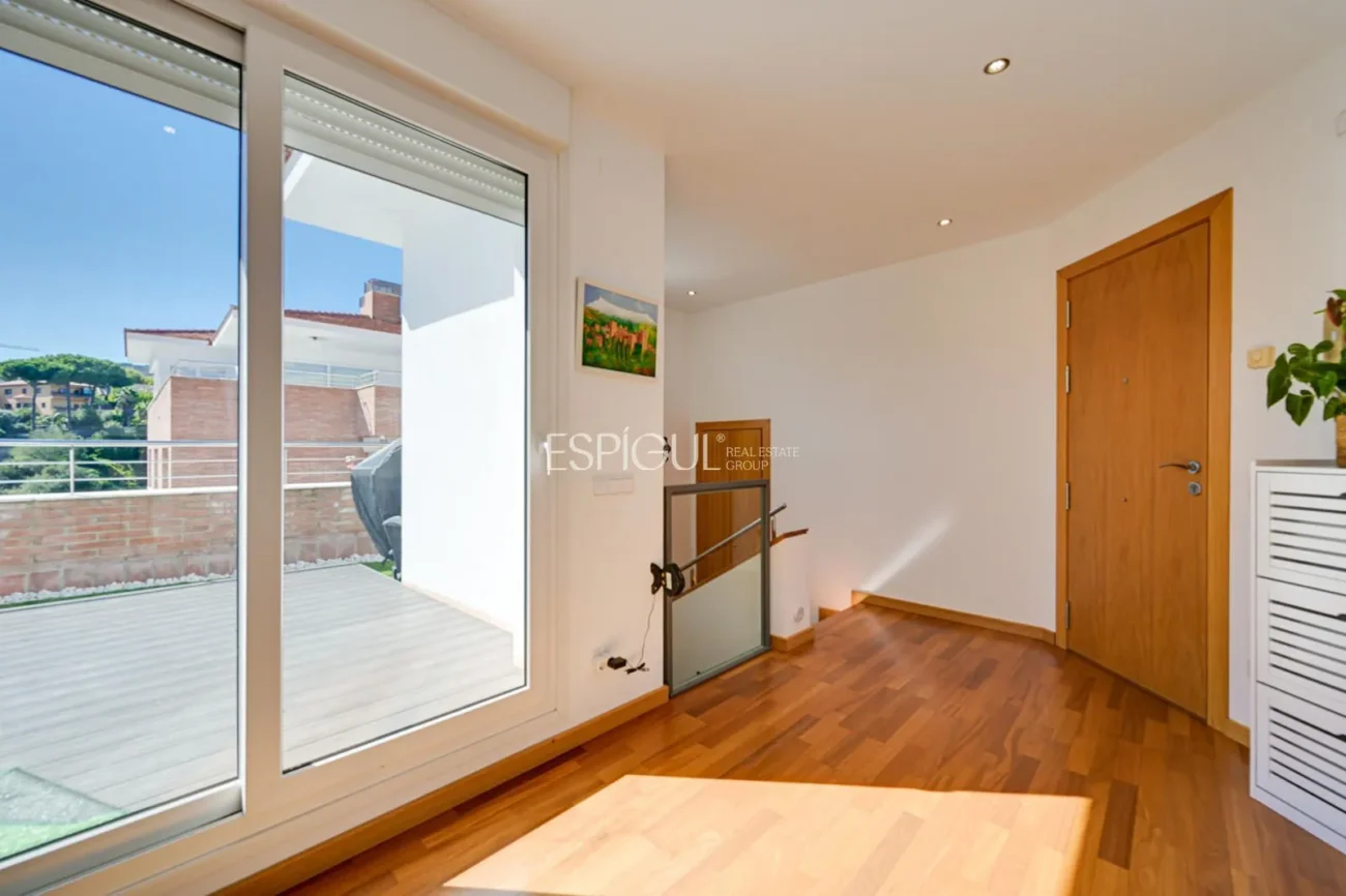 Attique en duplex exclusif avec terrasse et vues panoramiques à Tiana