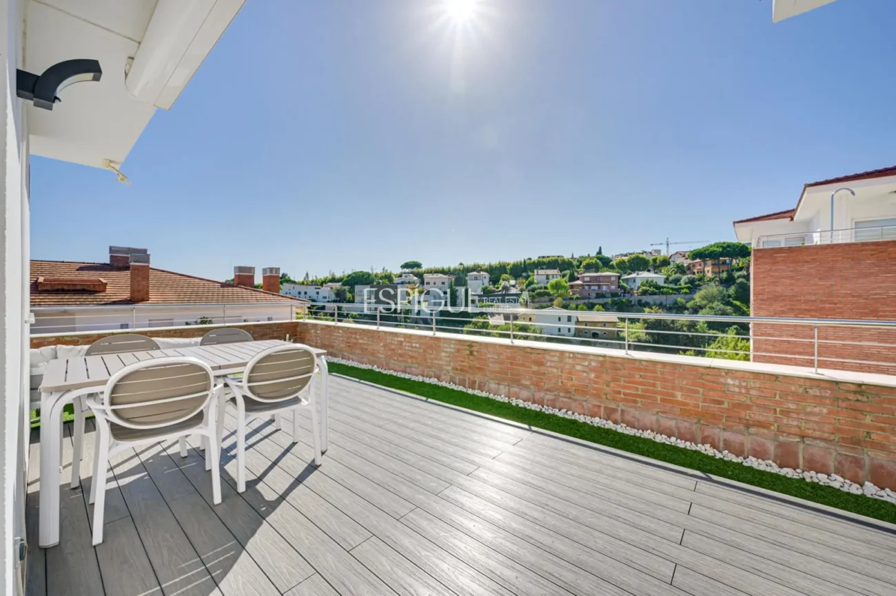 Exclusivo ático dúplex con terraza y vistas panorámicas en Tiana