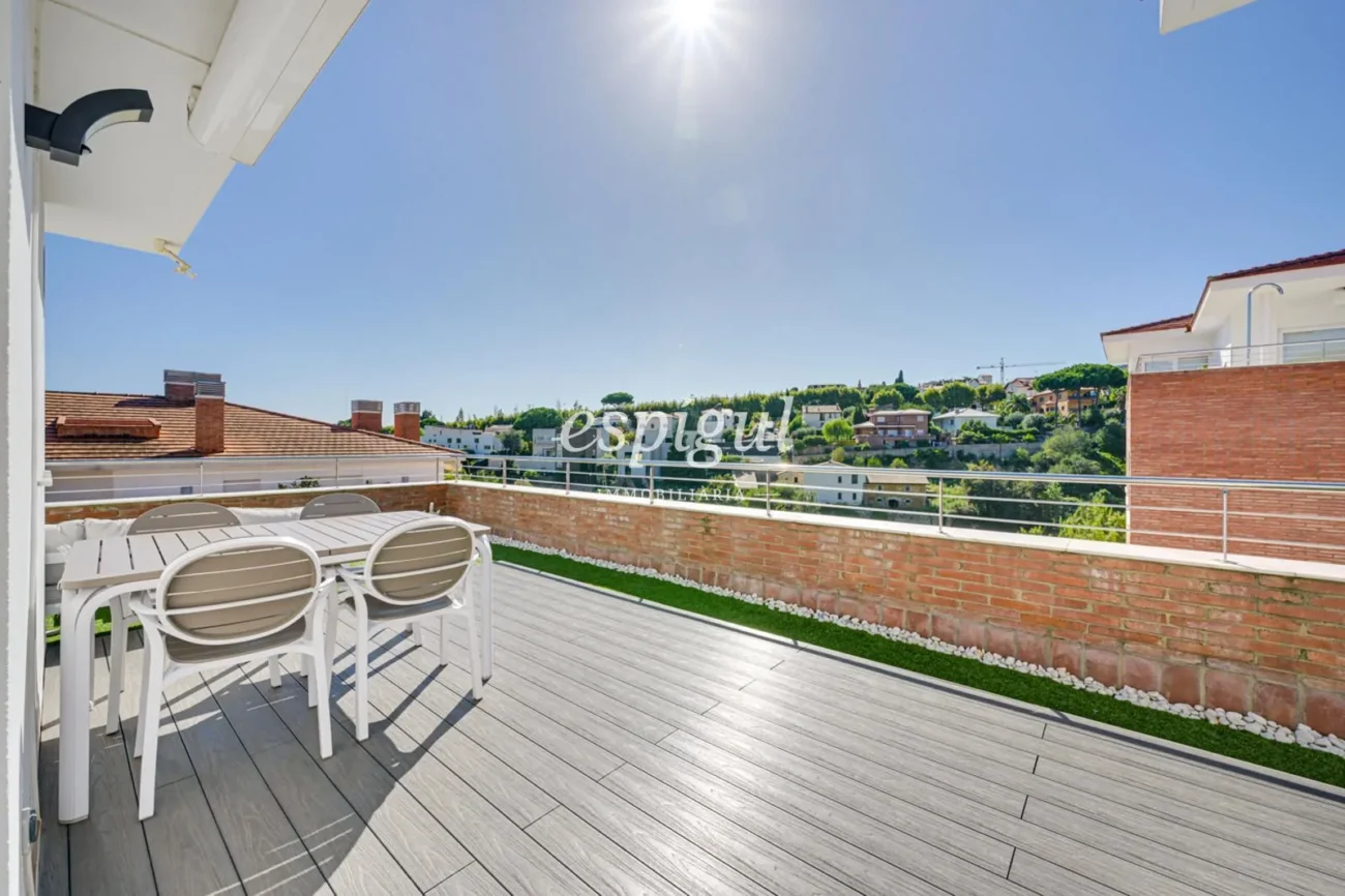 Penthouse duplex exclusif avec terrasse et vues panoramiques à Tiana