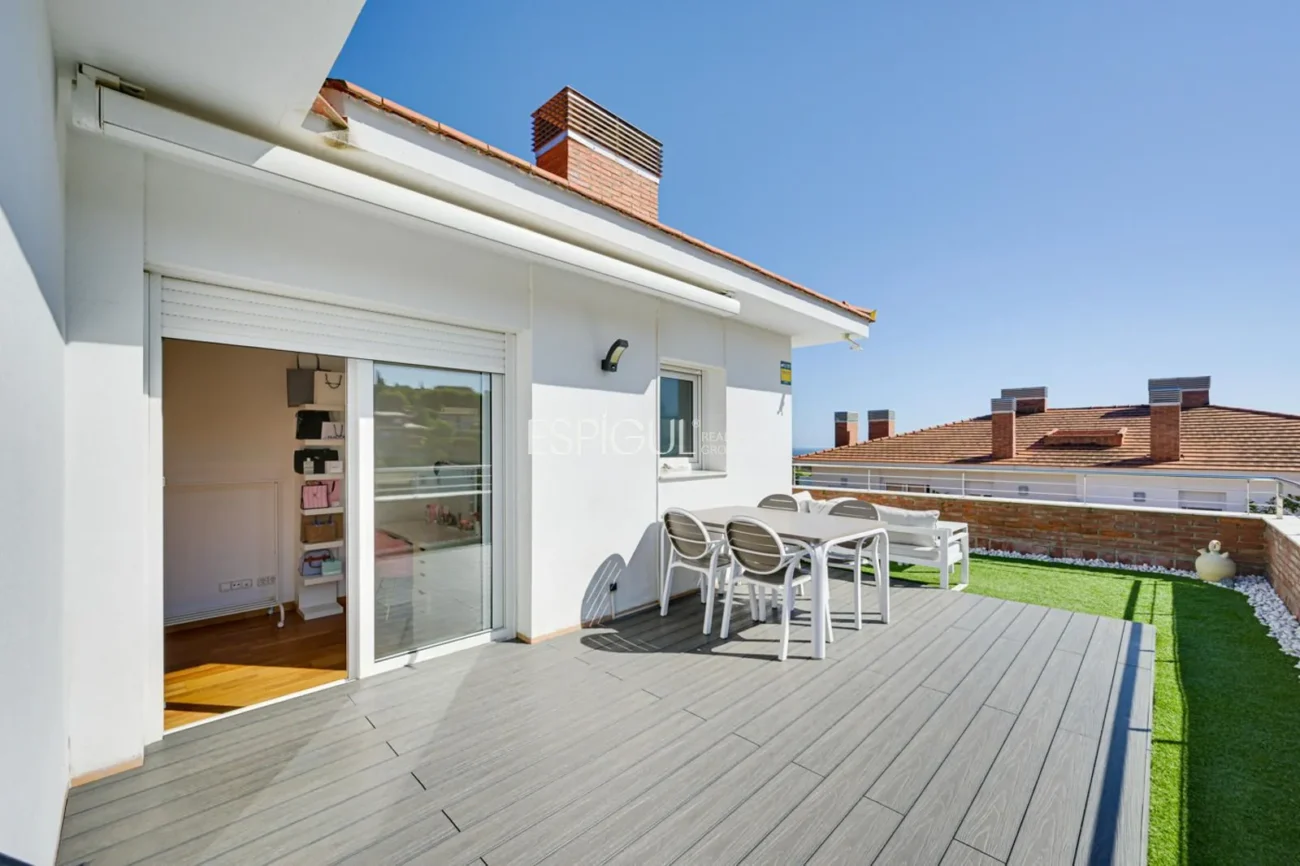 Attique en duplex exclusif avec terrasse et vues panoramiques à Tiana