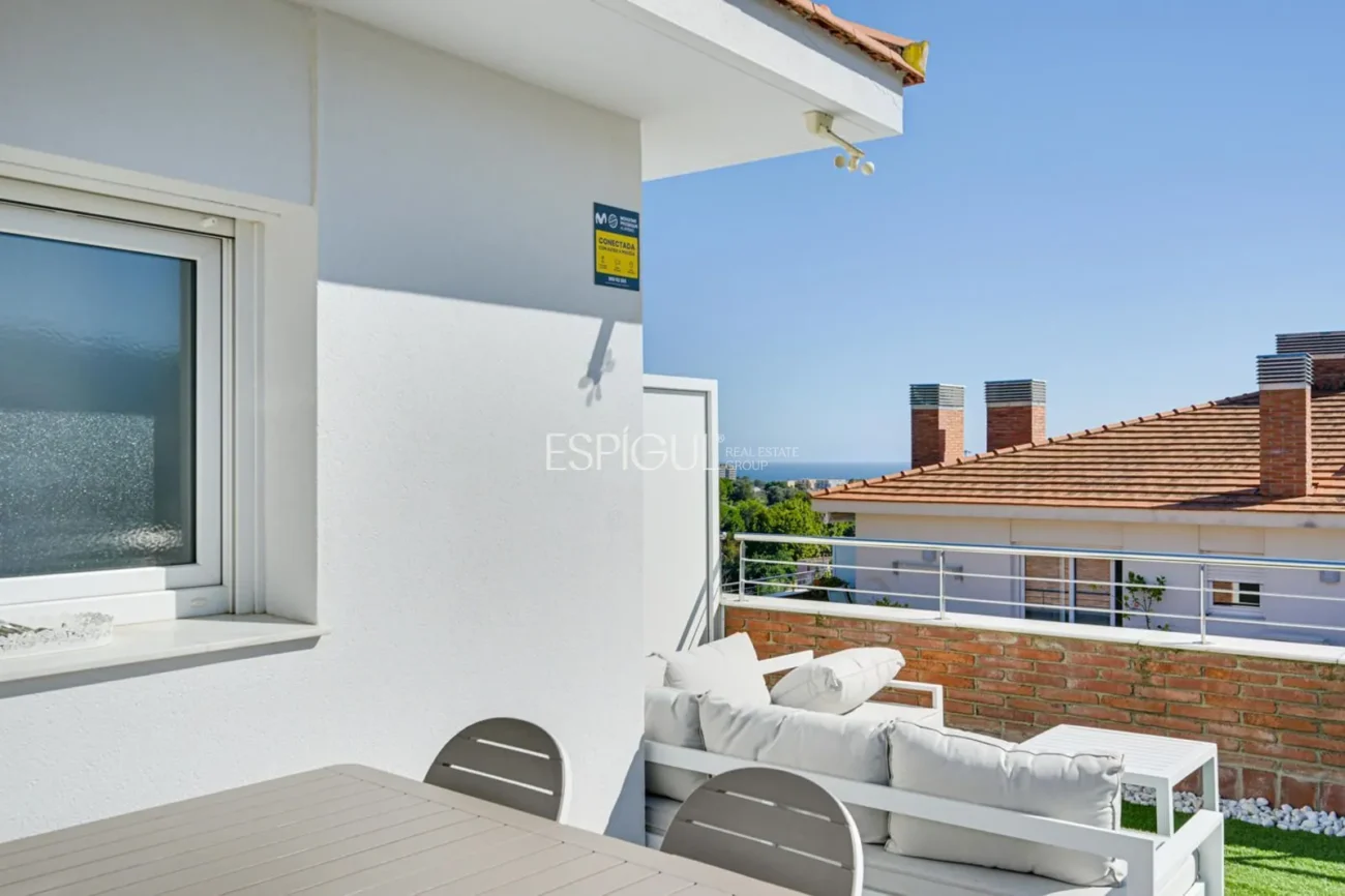 Attique en duplex exclusif avec terrasse et vues panoramiques à Tiana