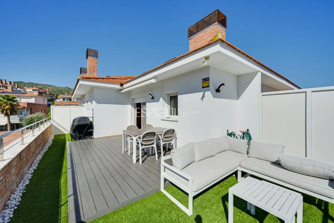 Attique en duplex exclusif avec terrasse et vues panoramiques à Tiana