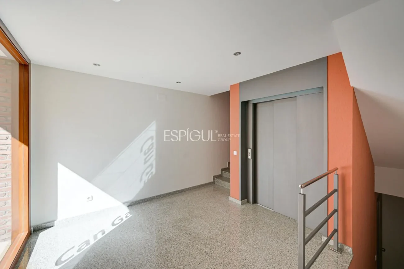 Attique en duplex exclusif avec terrasse et vues panoramiques à Tiana