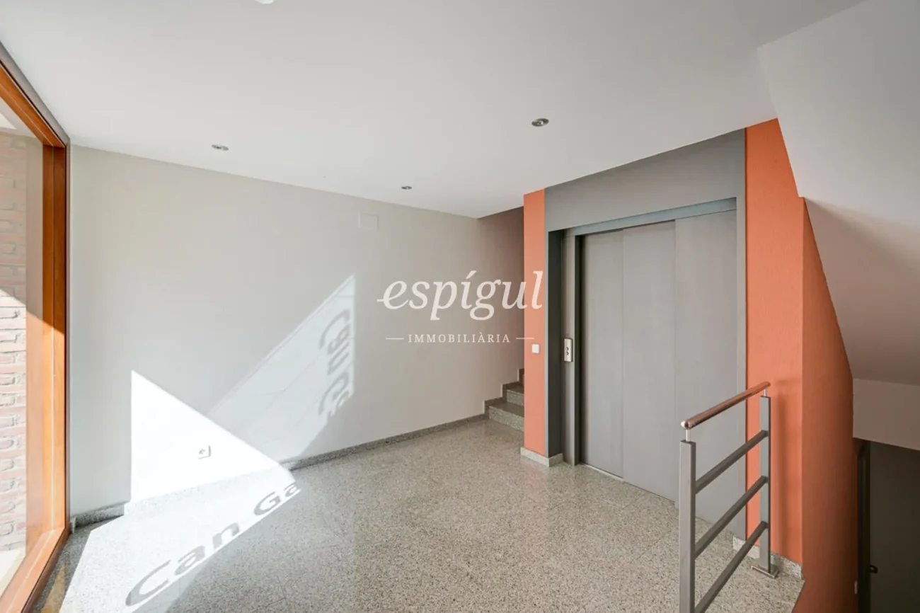 Penthouse duplex exclusif avec terrasse et vues panoramiques à Tiana