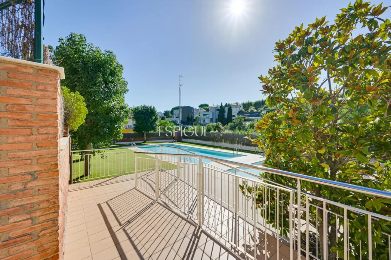 Attique en duplex exclusif avec terrasse et vues panoramiques à Tiana