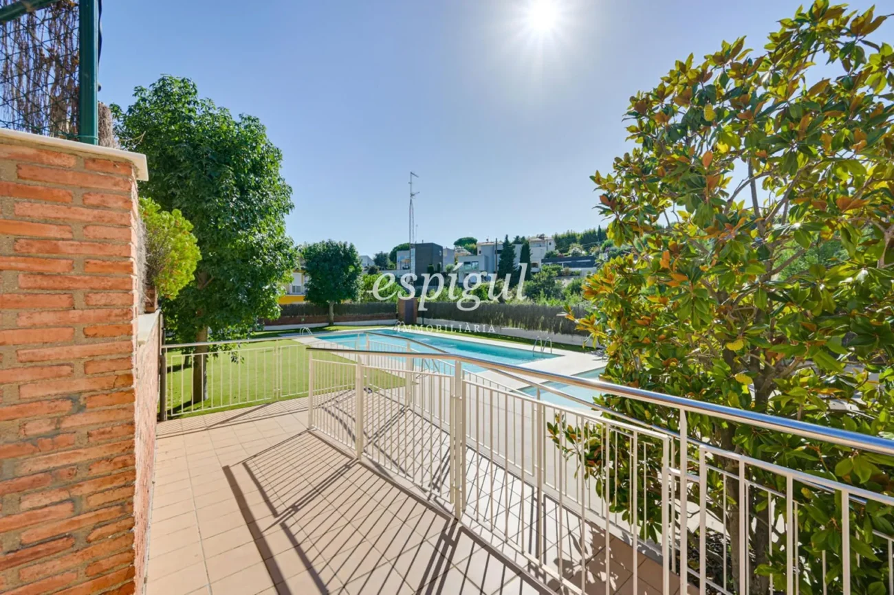Penthouse duplex exclusif avec terrasse et vues panoramiques à Tiana