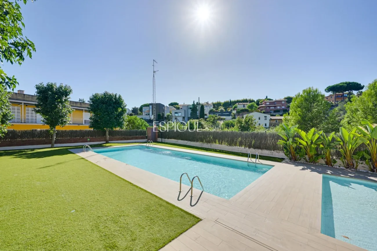 Attique en duplex exclusif avec terrasse et vues panoramiques à Tiana