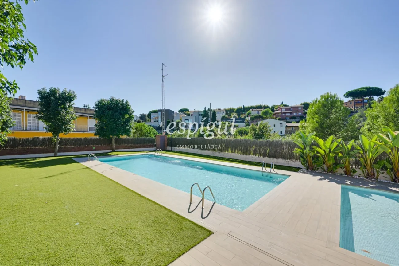 Penthouse duplex exclusif avec terrasse et vues panoramiques à Tiana