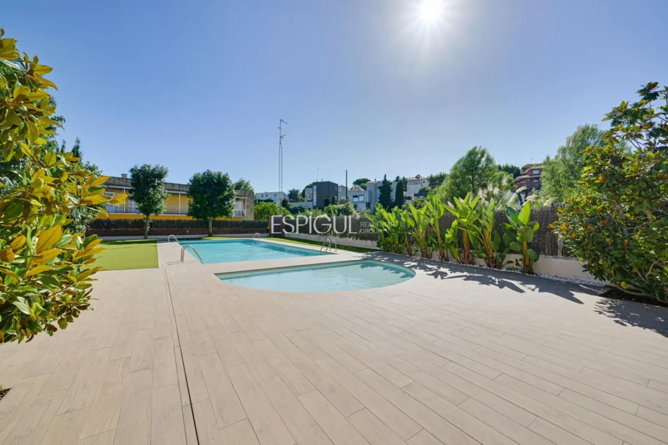 Attique en duplex exclusif avec terrasse et vues panoramiques à Tiana