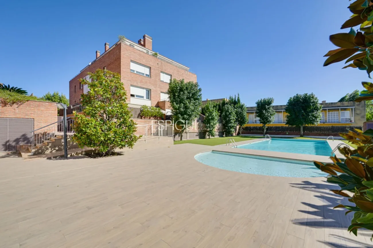 Attique en duplex exclusif avec terrasse et vues panoramiques à Tiana
