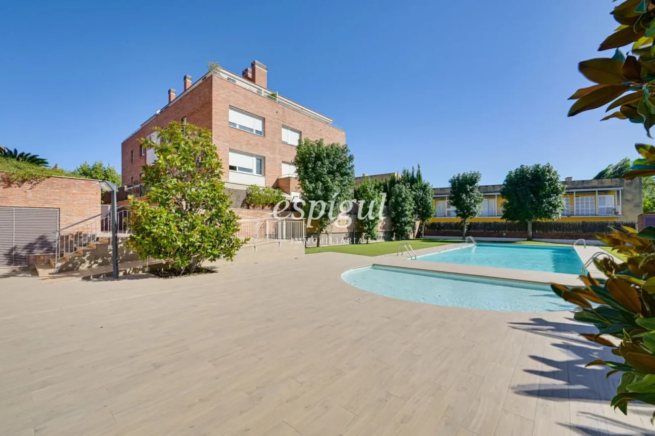 Penthouse duplex exclusif avec terrasse et vues panoramiques à Tiana