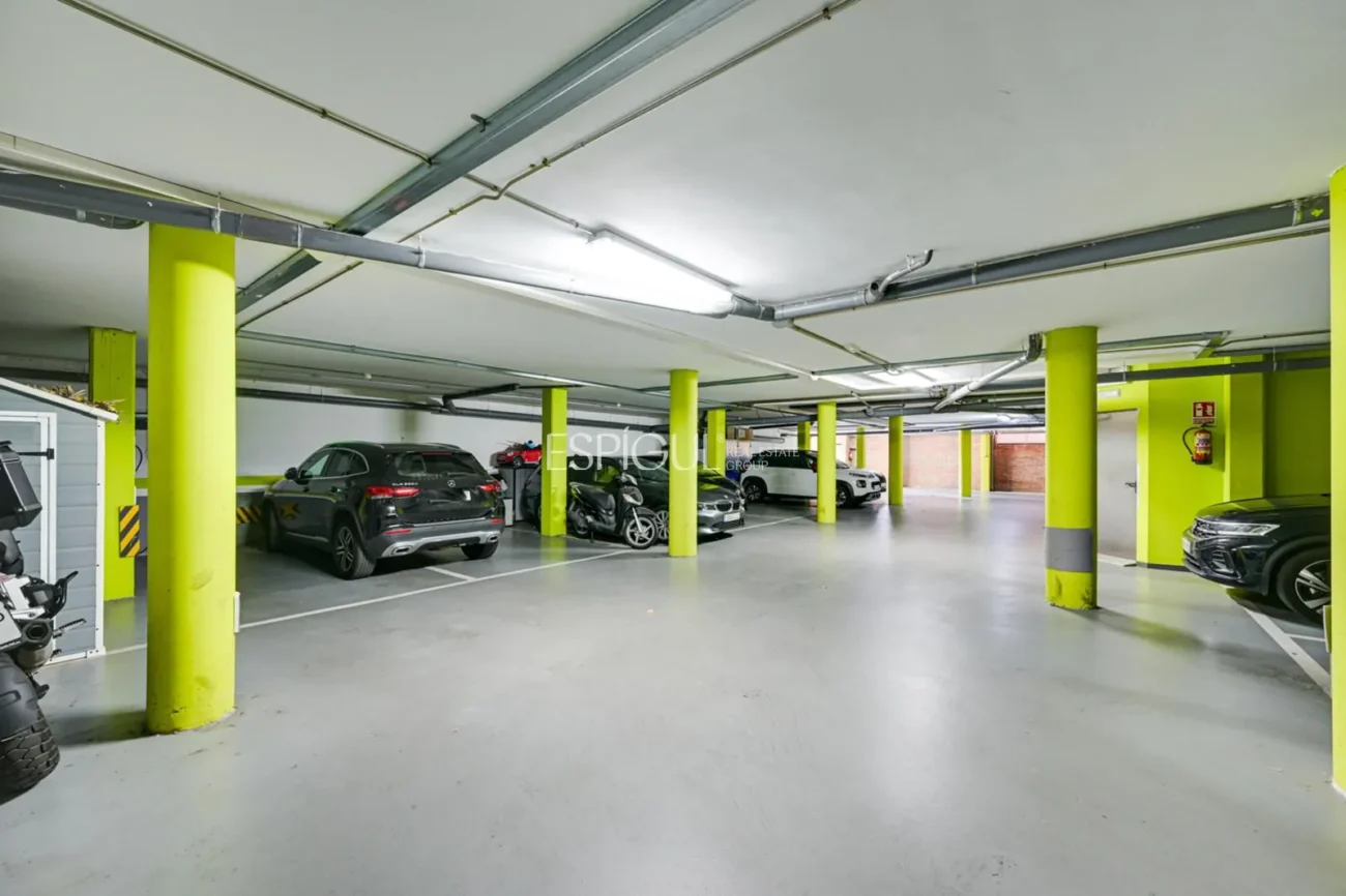 Attique en duplex exclusif avec terrasse et vues panoramiques à Tiana