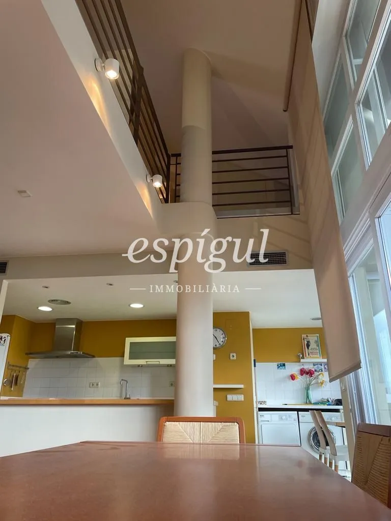 Duplex à louer á Girona, avec 172 m2, 4 chambres et 3 salles de bain, Garage, Ascenseur et Meublé.