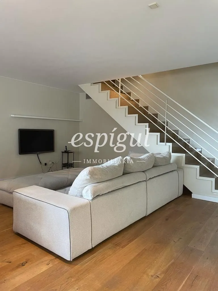 Duplex à louer á Girona, avec 172 m2, 4 chambres et 3 salles de bain, Garage, Ascenseur et Meublé.