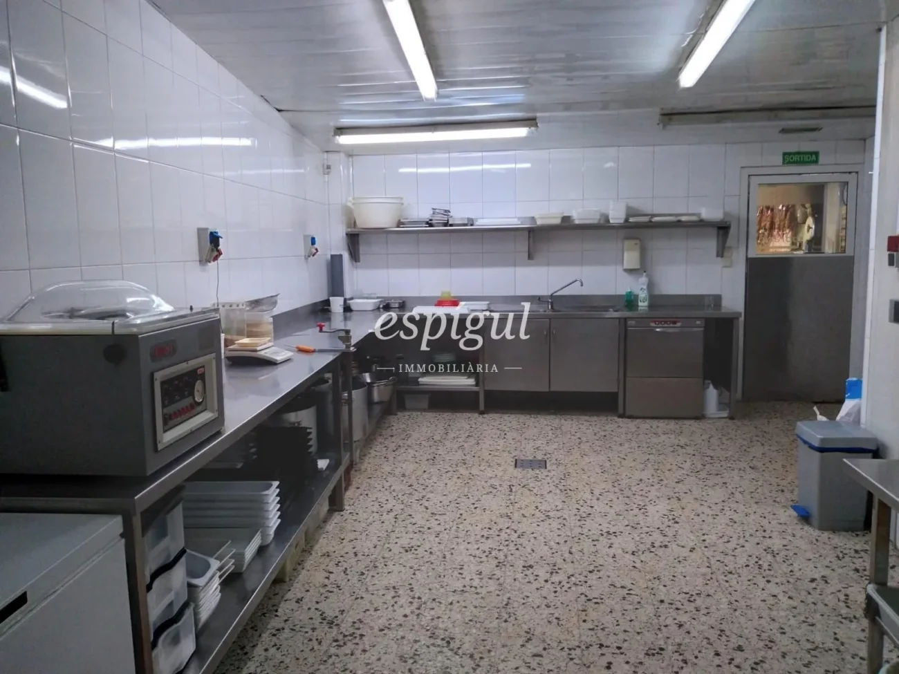 Local commercial avec fonds de commerce établi à vendre à Anglès