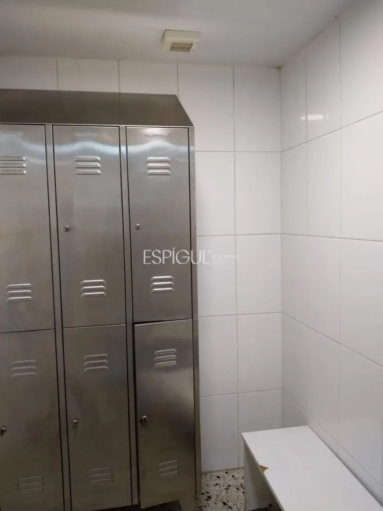 Se vende local comercial con negocio consolidado en Anglès