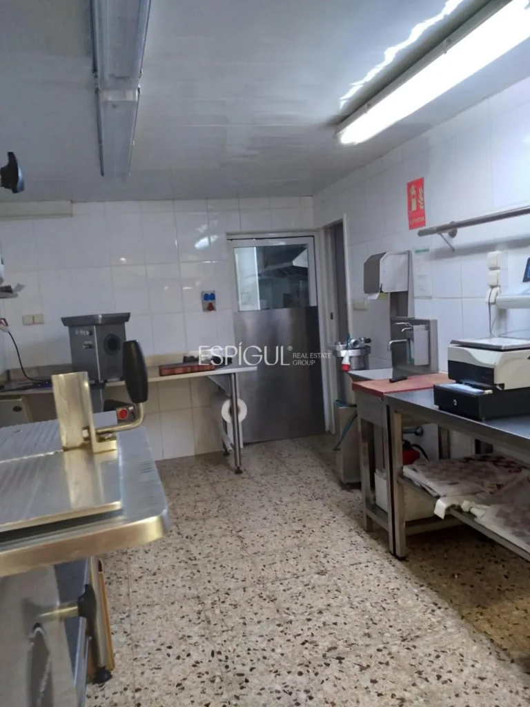 Se vende local comercial con negocio consolidado en Anglès