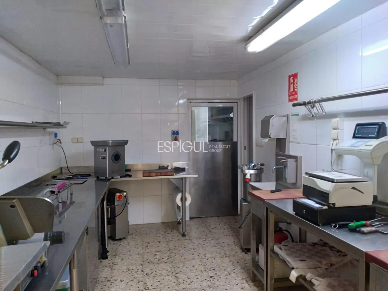Se vende local comercial con negocio consolidado en Anglès